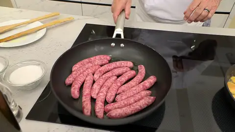 Cocina las salchichas hasta que se hagan por dentro Cocina las salchichas hasta que se hagan por dentro