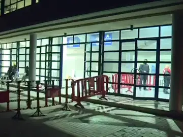 Más de un centenar de personas sin hogar se refugian en un polideportivo de Torrent Más de un centenar de personas sin hogar se refugian en un polideportivo de Torrent