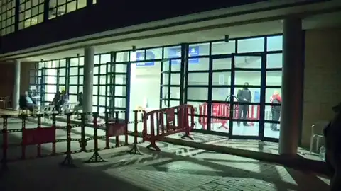 Más de un centenar de personas sin hogar se refugian en un polideportivo de Torrent Más de un centenar de personas sin hogar se refugian en un polideportivo de Torrent