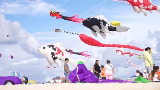 Color, viento y sostenibilidad: miles de cometas y 220 drones iluminarán Corralejo Color, viento y sostenibilidad: miles de cometas y 220 drones iluminarán Corralejo