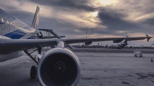 Imagen de archivo de un avi&oacute;n en un aeropuerto