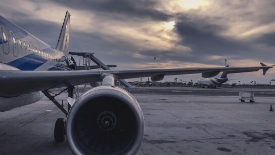 Imagen de archivo de un avi&oacute;n en un aeropuerto