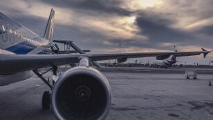 Imagen de archivo de un avi&oacute;n en un aeropuerto