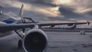 Imagen de archivo de un avión en un aeropuerto