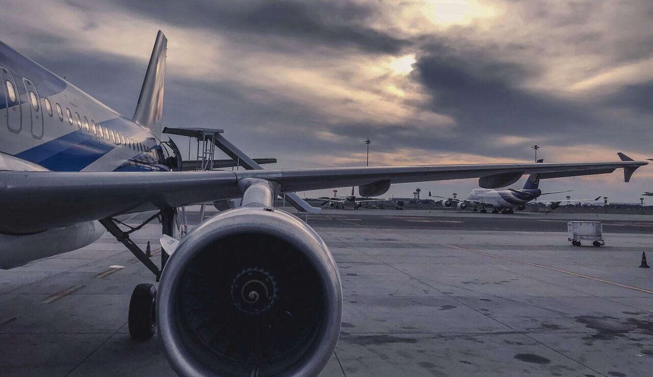 Imagen de archivo de un avi&oacute;n en un aeropuerto