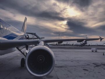 Imagen de archivo de un avión en un aeropuerto