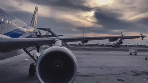 Imagen de archivo de un avión en un aeropuerto Imagen de archivo de un avión en un aeropuerto