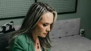Una mujer escribiendo en un ordenador Una mujer escribiendo en un ordenador