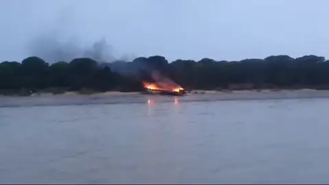 Un narco muerto y dos guardias civiles heridos al chocar una narcolancha y una patrullera en Sanlúcar de Barrameda Un narco muerto y dos guardias civiles heridos al chocar una narcolancha y una patrullera en Sanlúcar de Barrameda