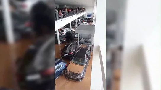 Centenares de personas pudieron resguardarse en este concesionario al paso de la DANA Centenares de personas pudieron resguardarse en este concesionario al paso de la DANA