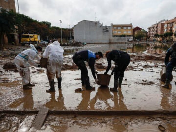 Varias personas en la zona cero de la DANA