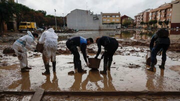 Varias personas en la zona cero de la DANA