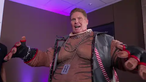 La reacción de David Hasselhoff al ver la máscara de Hipopótamo: "¿Cómo voy a llevar esto?" La reacción de David Hasselhoff al ver la máscara de Hipopótamo: "¿Cómo voy a llevar esto?"