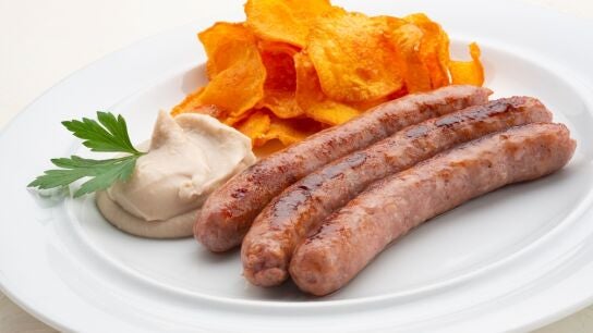 Argui&ntilde;ano: receta sencilla y enriquecida de salchichas con pur&eacute; de casta&ntilde;as y chips de boniato