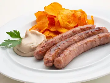 Arguiñano: receta sencilla y enriquecida de salchichas con puré de castañas y chips de boniato Arguiñano: receta sencilla y enriquecida de salchichas con puré de castañas y chips de boniato