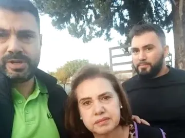 Una familia de Granada, rescatada con una excavadora de su vivienda: "El agua bajaba con mucha fuerza" Una familia de Granada, rescatada con una excavadora de su vivienda: "El agua bajaba con mucha fuerza"