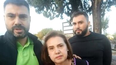 Una familia de Granada, rescatada con una excavadora de su vivienda: 