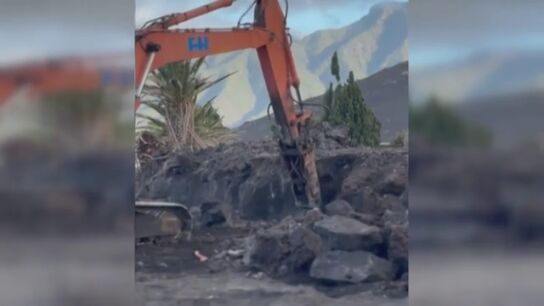 Comienzan la retirada de la lava que volvi&oacute; a sepultar a los difuntos en el cementerio de Las Manchas