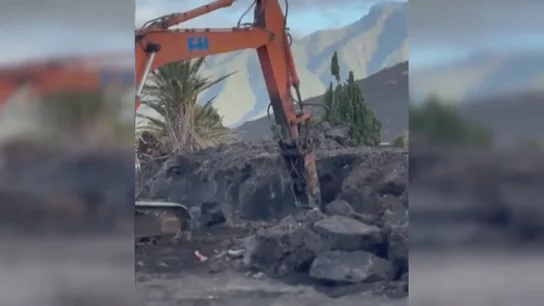 Comienzan la retirada de la lava que volvió a sepultar a los difuntos en el cementerio de Las Manchas Comienzan la retirada de la lava que volvió a sepultar a los difuntos en el cementerio de Las Manchas