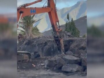 Comienzan la retirada de la lava que volvió a sepultar a los difuntos en el cementerio de Las Manchas