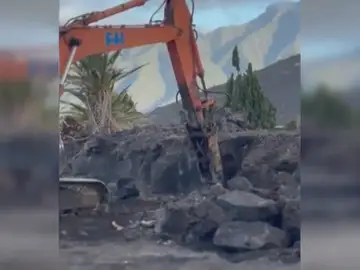 Comienzan la retirada de la lava que volvió a sepultar a los difuntos en el cementerio de Las Manchas Comienzan la retirada de la lava que volvió a sepultar a los difuntos en el cementerio de Las Manchas