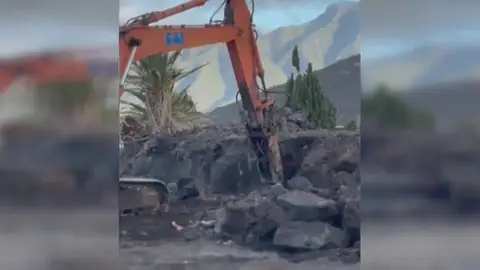 Comienzan la retirada de la lava que volvió a sepultar a los difuntos en el cementerio de Las Manchas Comienzan la retirada de la lava que volvió a sepultar a los difuntos en el cementerio de Las Manchas