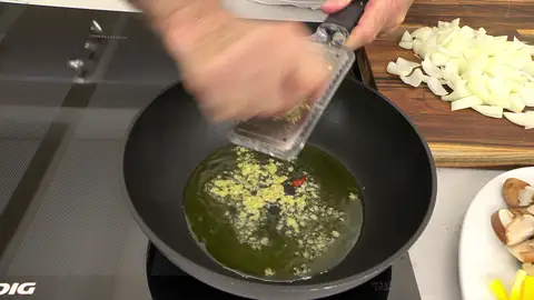 Pela el jengibre y rállalo (unos 3 cm) sobre el wok Pela el jengibre y rállalo (unos 3 cm) sobre el wok