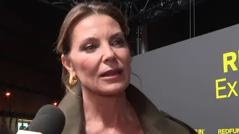 Mar Flores atendiendo a la prensa Mar Flores atendiendo a la prensa