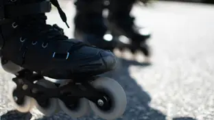 Un hombre en patines se agarra a un coche en marcha en una carretera en Tenerife Un hombre en patines se agarra a un coche en marcha en una carretera en Tenerife