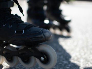 Un hombre en patines se agarra a un coche en marcha en una carretera en Tenerife