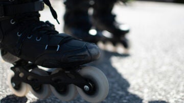 Un hombre en patines se agarra a un coche en marcha en una carretera en Tenerife