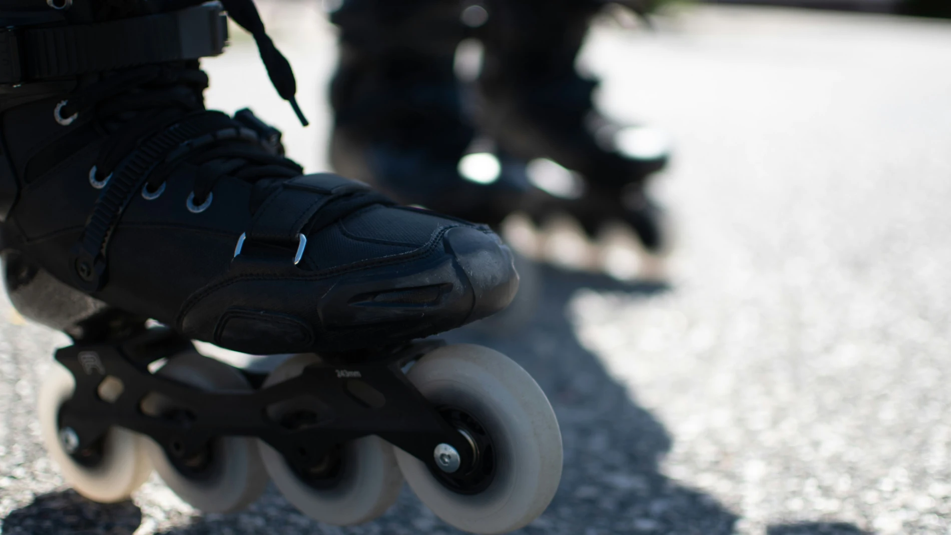 Un hombre en patines se agarra a un coche en marcha en una carretera en Tenerife Un hombre en patines se agarra a un coche en marcha en una carretera en Tenerife