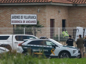 Miembros de los servicios de emergencia a las puertas de una residencia de mayores en Villafranca de Ebro