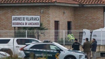 Miembros de los servicios de emergencia a las puertas de una residencia de mayores en Villafranca de Ebro