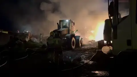 Un incendio en una granja de vacas obliga a desalojar un colegio y varios vecinos en La Laguna Un incendio en una granja de vacas obliga a desalojar un colegio y varios vecinos en La Laguna