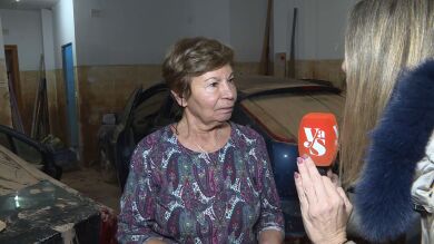 Carmen nos enseña su barrio en Paiporta, convertido en un cementerio de basura y malos olores