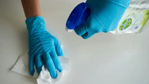 Limpiar con guantes Limpiar con guantes