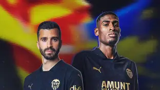 La camiseta negra del Valencia con el lema 'Amunt valencians' La camiseta negra del Valencia con el lema 'Amunt valencians'