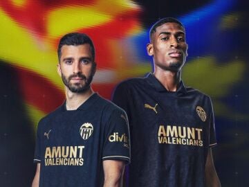 La camiseta negra del Valencia con el lema 'Amunt valencians' 