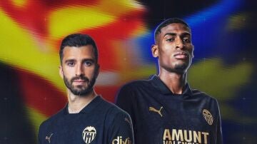 La camiseta negra del Valencia con el lema 'Amunt valencians' 