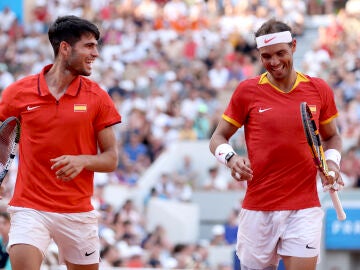 Carlos Alcaraz y Rafa Nadal durante un partido de dobles en los Juegos de París 2024