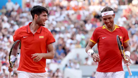 Carlos Alcaraz y Rafa Nadal durante un partido de dobles en los Juegos de París 2024 Carlos Alcaraz y Rafa Nadal durante un partido de dobles en los Juegos de París 2024