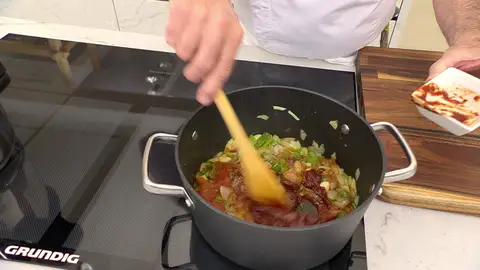 Agrega la salsa de tomate Agrega la salsa de tomate