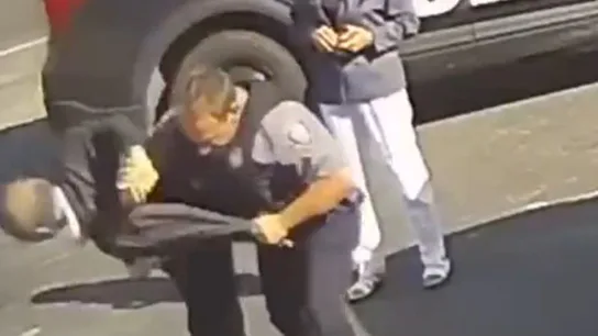Imagen del policía reduciendo a un hombre de 71 años Imagen del policía reduciendo a un hombre de 71 años