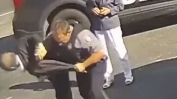 Imagen del policía reduciendo a un hombre de 71 años