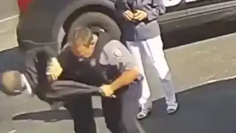 Imagen del policía reduciendo a un hombre de 71 años Imagen del policía reduciendo a un hombre de 71 años