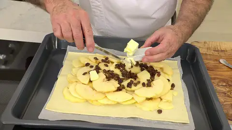 Trocea la mantequilla y colócala sobre las manzanas Trocea la mantequilla y colócala sobre las manzanas