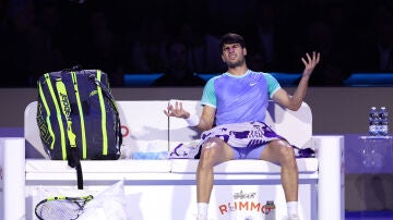 Alcaraz se lamenta tras perder el primer set ante Zverev en las ATP Finals