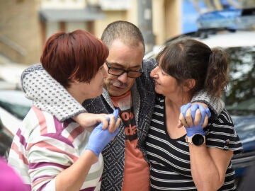 Los residentes de la residencia incendiada de Villafranca de Ebro (Zaragoza) llegan a Huesca