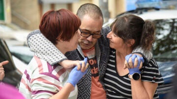 Los residentes de la residencia incendiada de Villafranca de Ebro (Zaragoza) llegan a Huesca